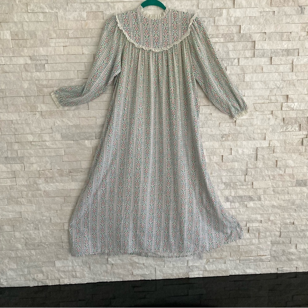 🌸💙 Lanz soft flannel nightgown w/ pearl buttons eyelet trim.